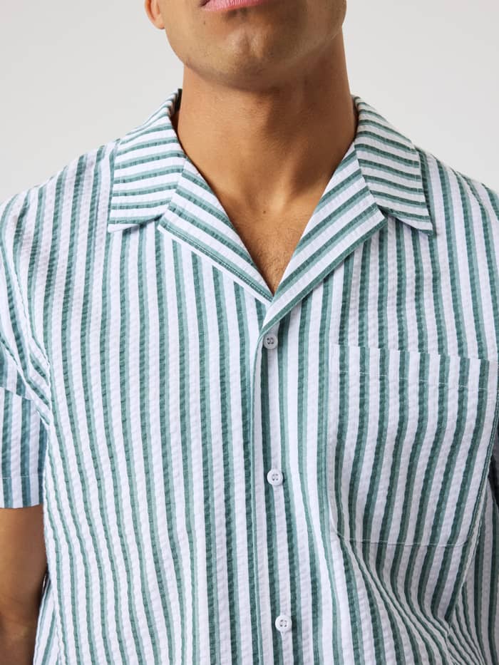 Nahaufnahme des Borg Seersucker Resort Shirt in 7 Stripe 1 (Grün/Weiß) mit Streifenmuster, Camp-Kragen und Brusttasche. - Image 4