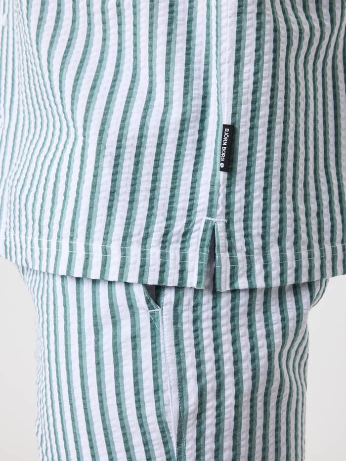 Nahaufnahme des Borg Seersucker Resort Shirt in 7 Stripe 1 (Grün, Weiß) mit Streifen, Seitenschlitz und schwarzem Logo. - Image 5