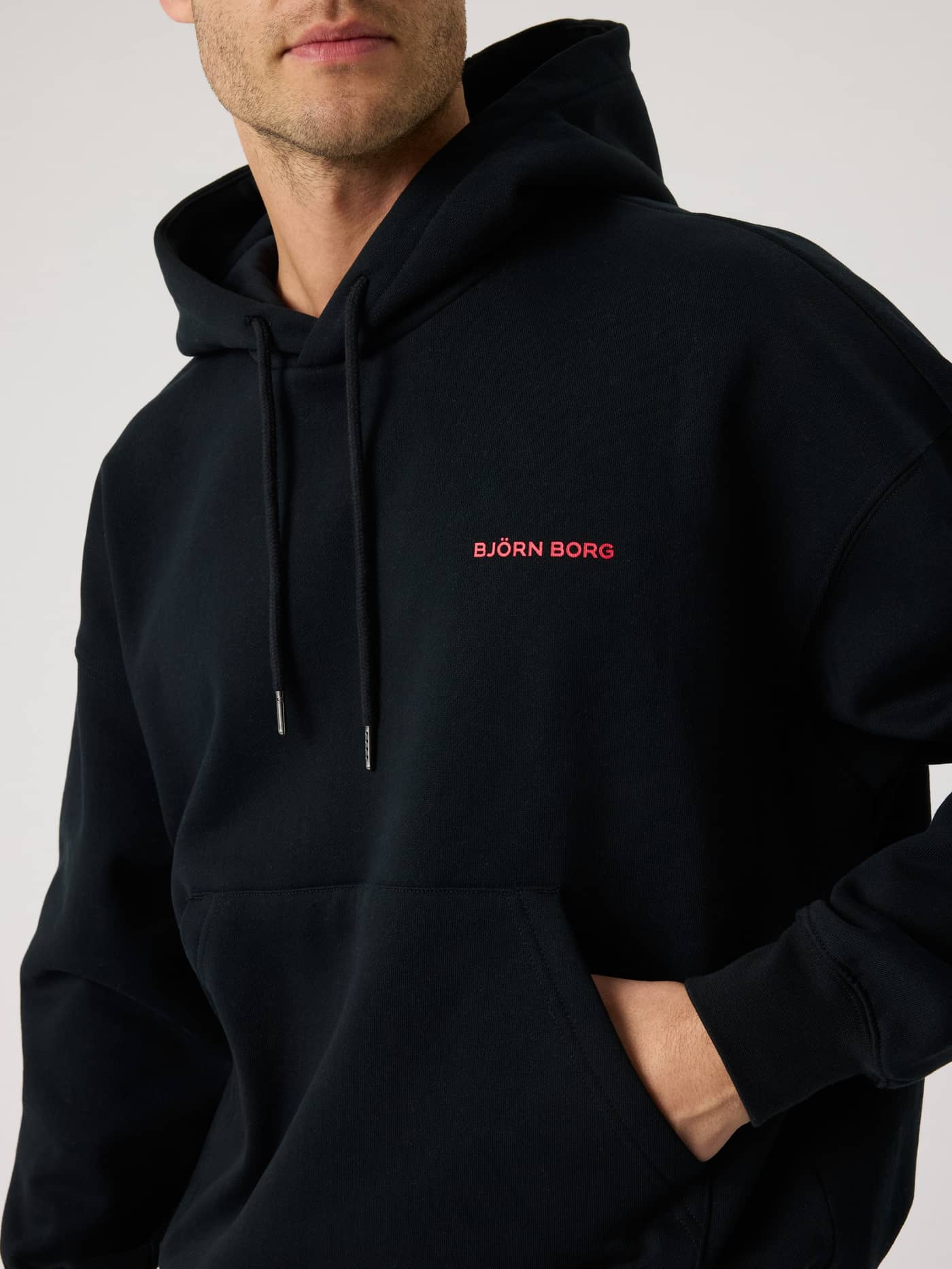 Borg Oversized Hoodie i Black Beauty (Sort) set forfra med et rødt logo, ideel til træning og funktion. - Image 6