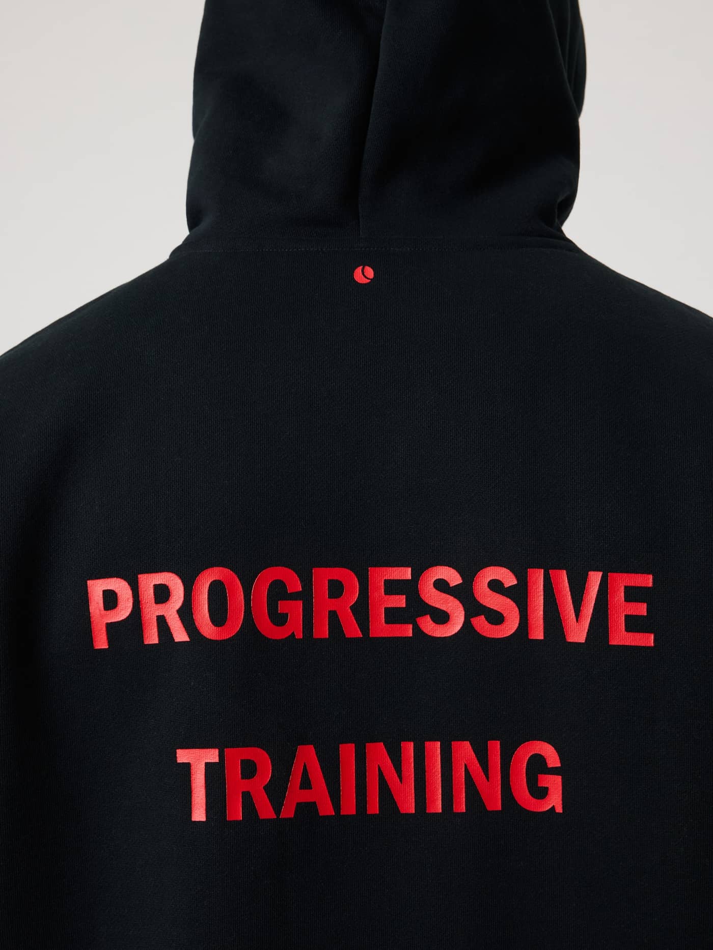 Borg Oversized Hoodie i Black Beauty (Sort) set bagfra i nærbillede med stilfuld rød træningsgrafik. - Image 3