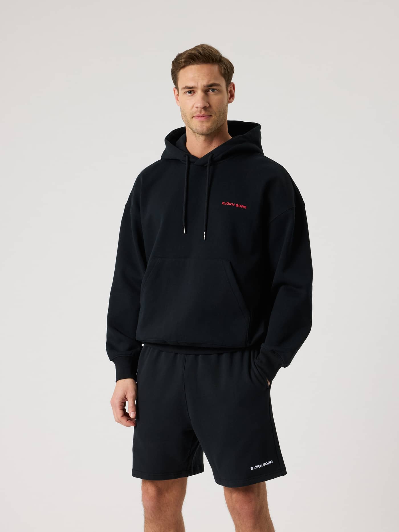 Borg Oversized Hoodie i Black Beauty (Sort) set forfra med pink logo og tennis-detaljer til mænd. - Image 2