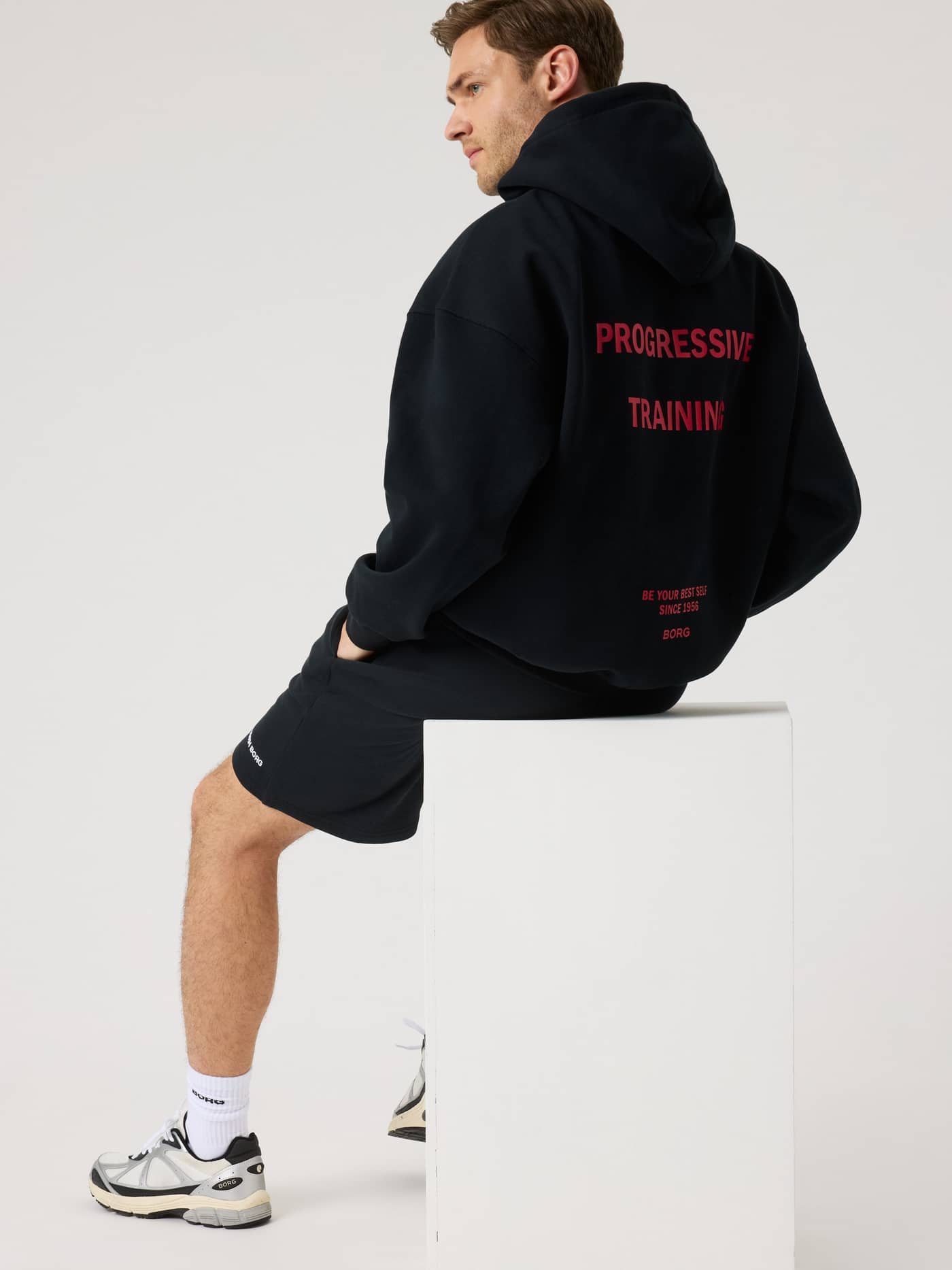 Borg Oversized Hoodie i Black Beauty (Sort) set bagfra med rød Progressive Training grafik til træning. - Image 5