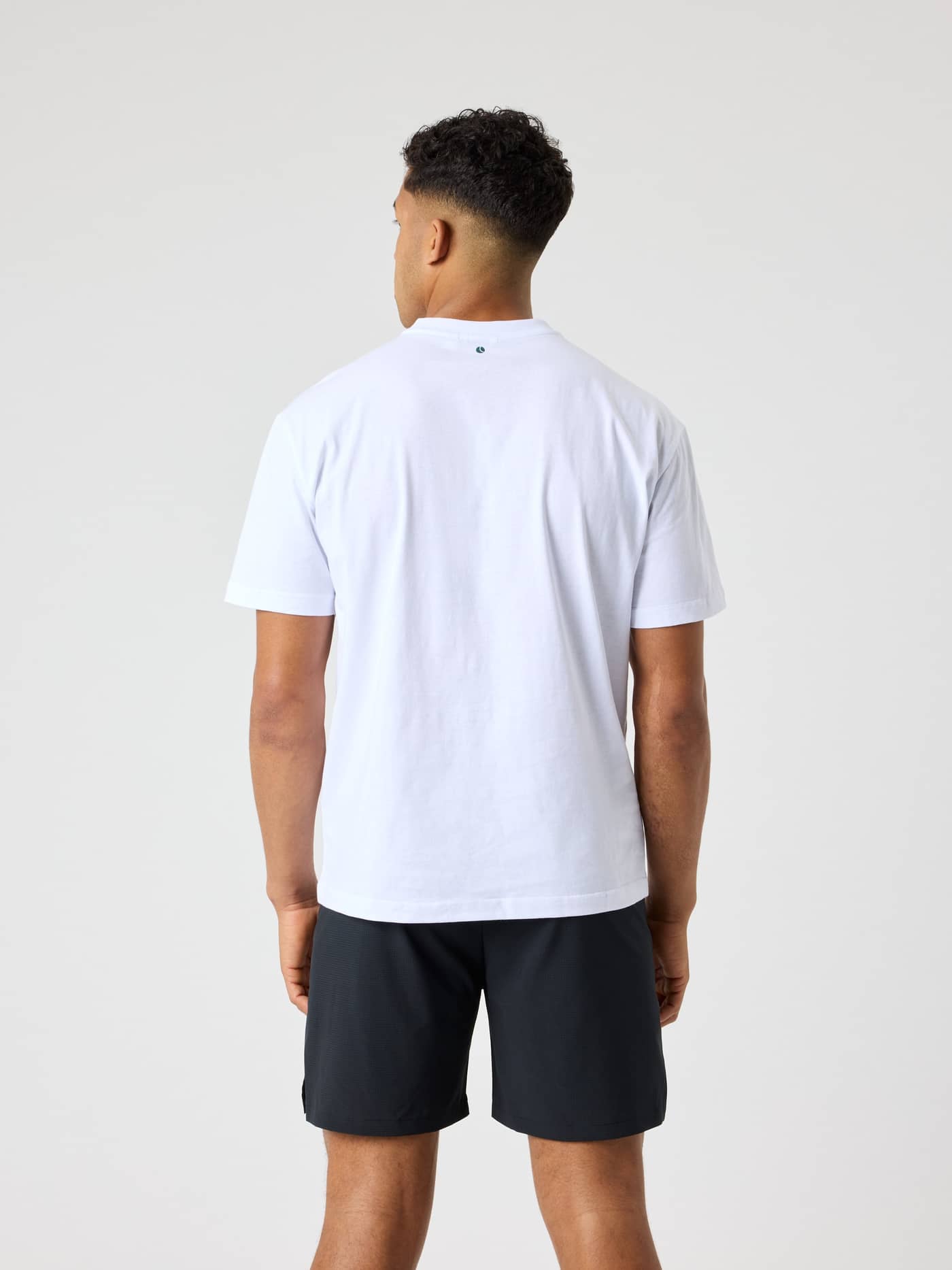 Rückansicht eines Mannes im Borg Classic Print T-Shirt in Brilliant White (Weiß) aus Baumwolle mit Tennisball-Print. - Image 2
