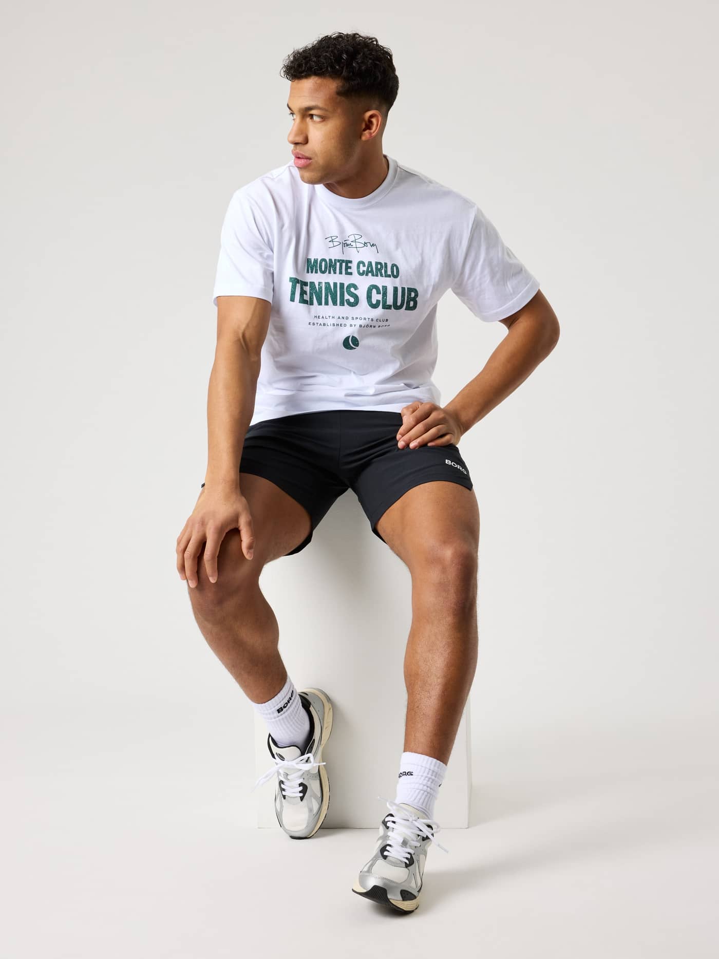 Vorderansicht eines Mannes im Borg Classic Print T-Shirt aus Baumwolle in Brilliant White (Weiß) mit grüner Tennis-Grafik. - Image 5
