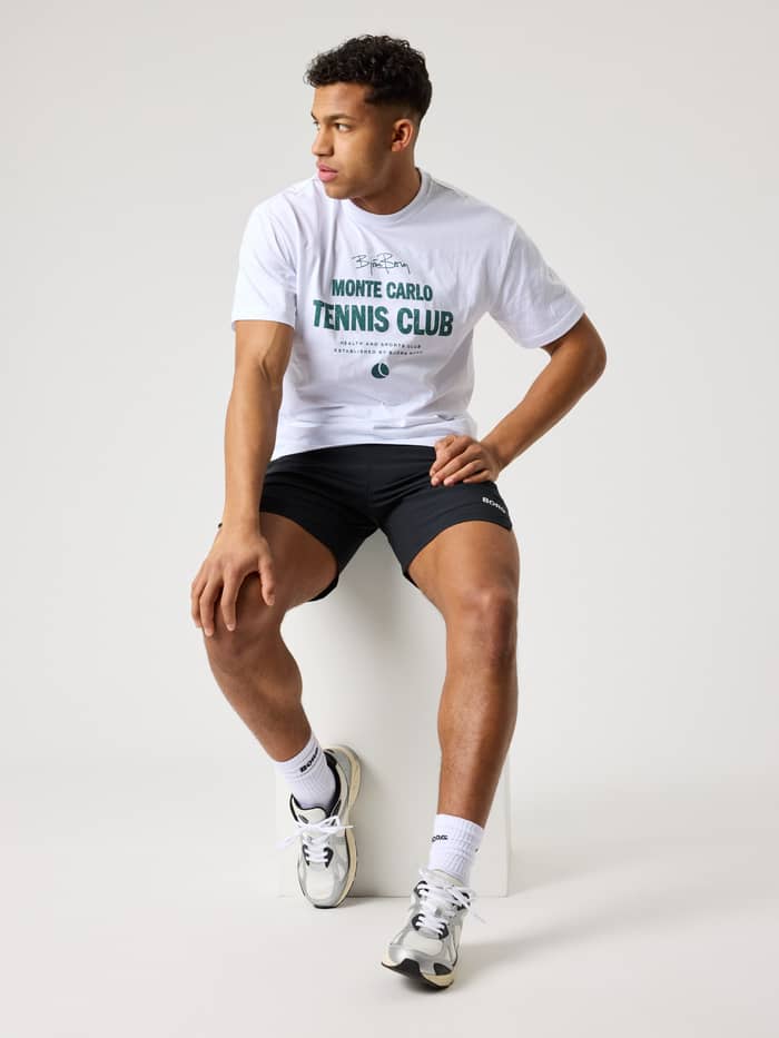Vooraanzicht van een man in het katoenen Borg Classic Print T-Shirt in Brilliant White (Wit) met een groene tennisgraphic. - Image 5