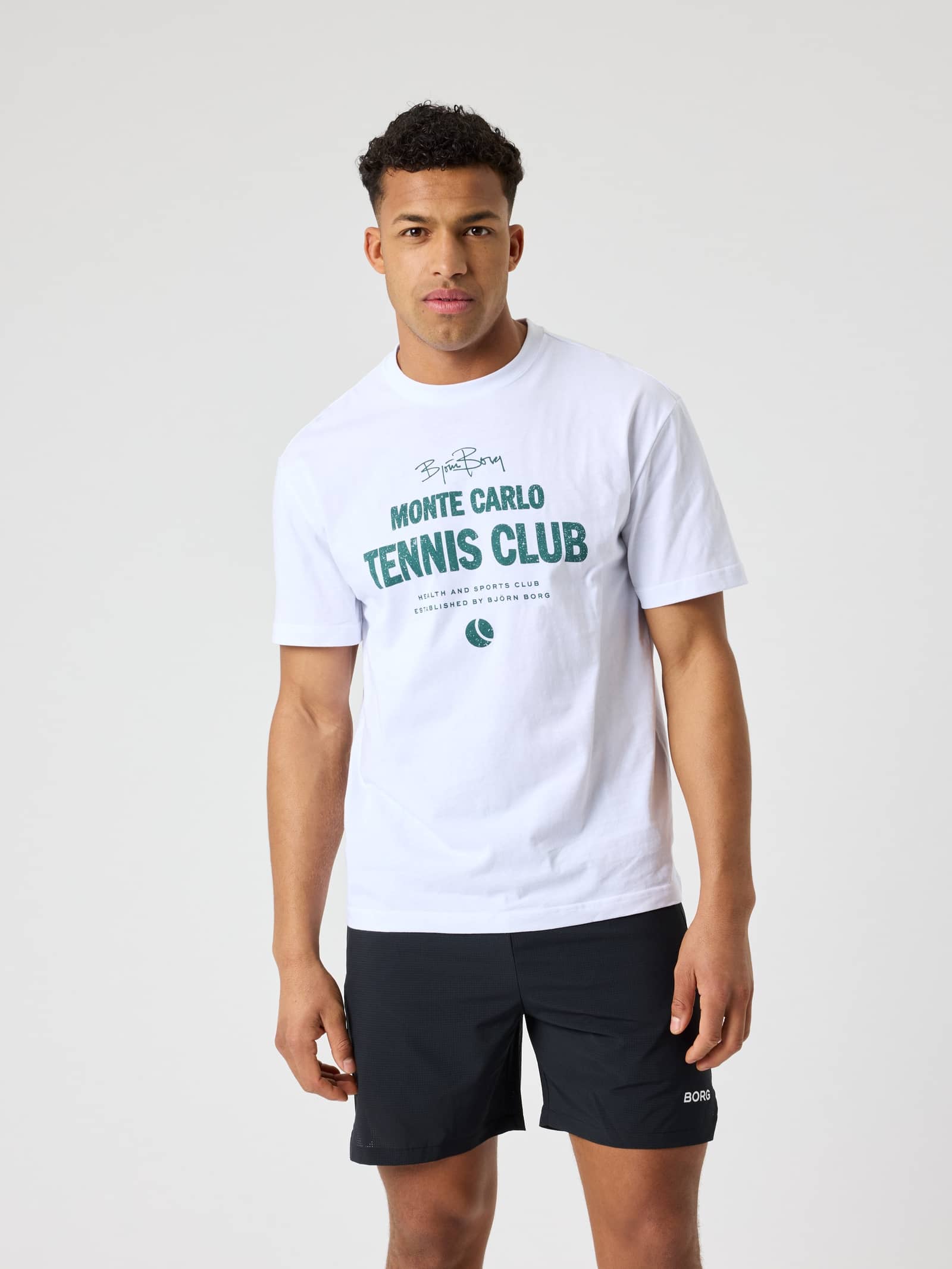 Borg Classic Print T-Shirt i bomull och Brilliant White (Vit) med grön tennisgrafik sedd framifrån på en man. - Image 1