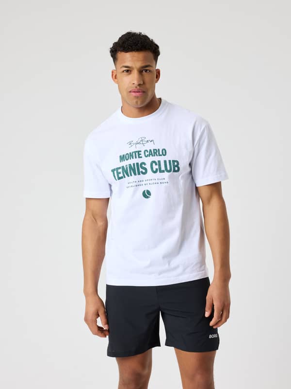 Vue de face d'un homme en Borg Classic Print T-Shirt en coton Brilliant White (Blanc) avec un graphisme tennis vert.