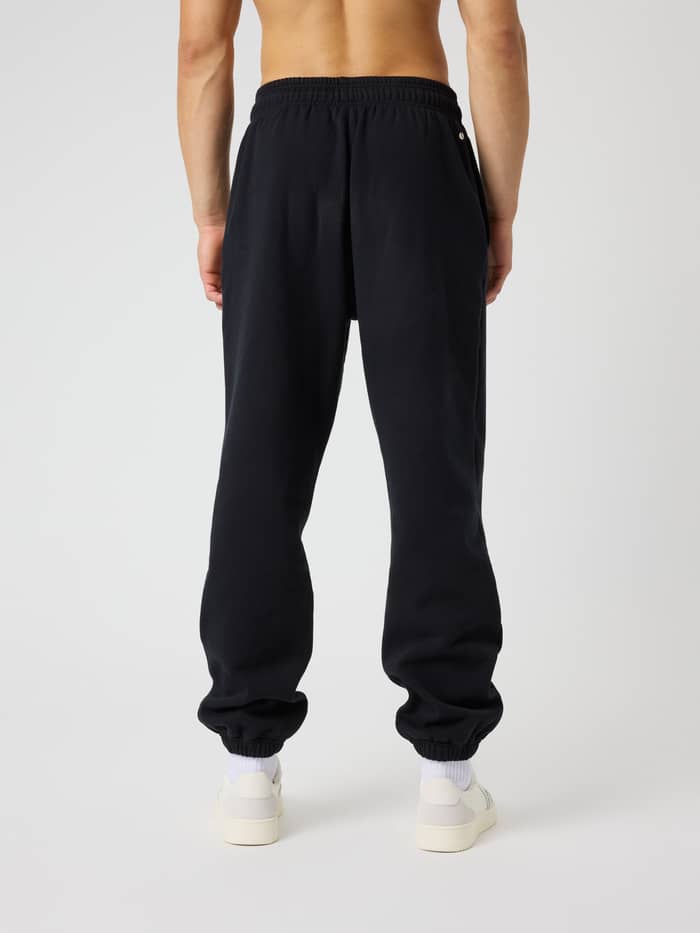 Achteraanzicht van de Borg Oversized Sweatpants in Black Beauty (Zwart) met een relaxte pasvorm en tennisprint. - Image 2