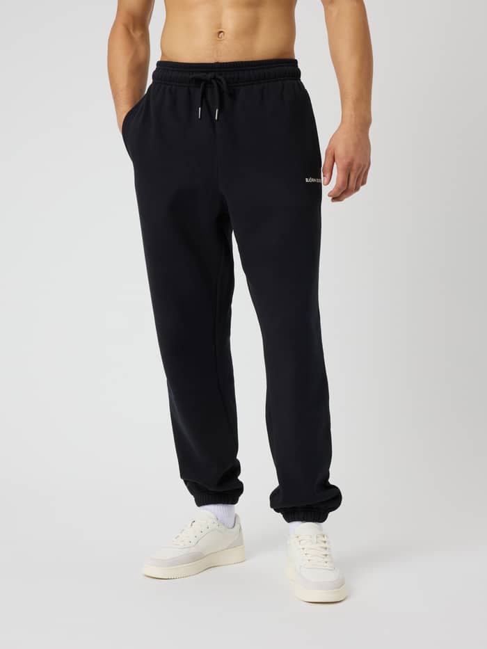 Borg Oversized Sweatpants i Black Beauty (Sort) set forfra på en mand med afslappet fit til tennis og restitution.