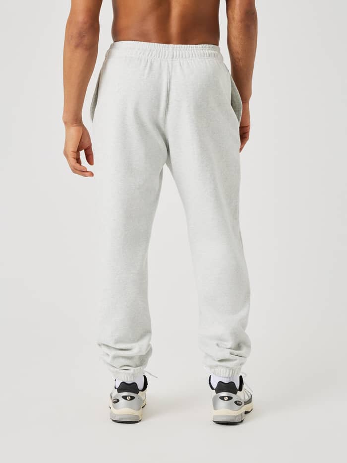 Achteraanzicht van de Borg Oversized Sweatpants in Ultra Light Grey Melange (Grijs) met een relaxte, moderne pasvorm. - Image 2