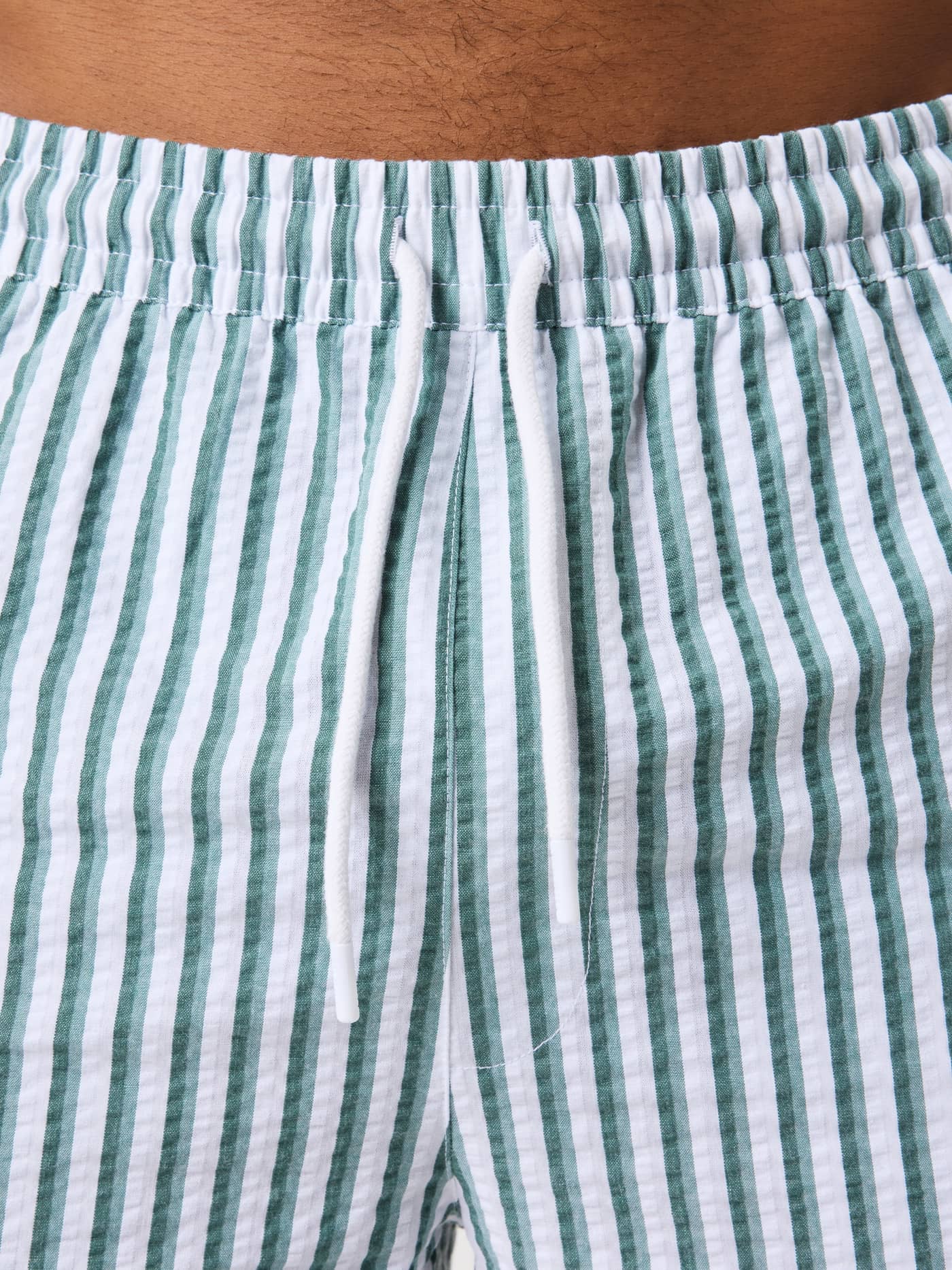 Primer plano de los Borg Seersucker Resort Shorts a rayas en 7 Stripe 1 (Verde y Blanco) con textura y cordón ajustable. - Image 4