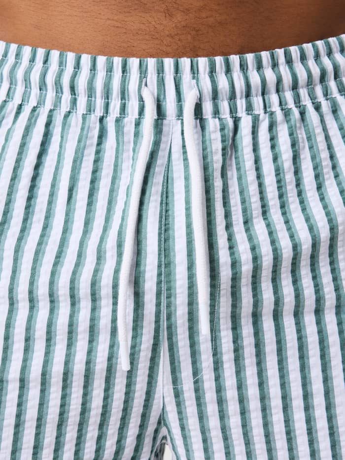 Close-up van de Borg Seersucker Resort Shorts in 7 Stripe 1 (Groen en Wit) met seersucker-stof en een wit trekkoord. - Image 4