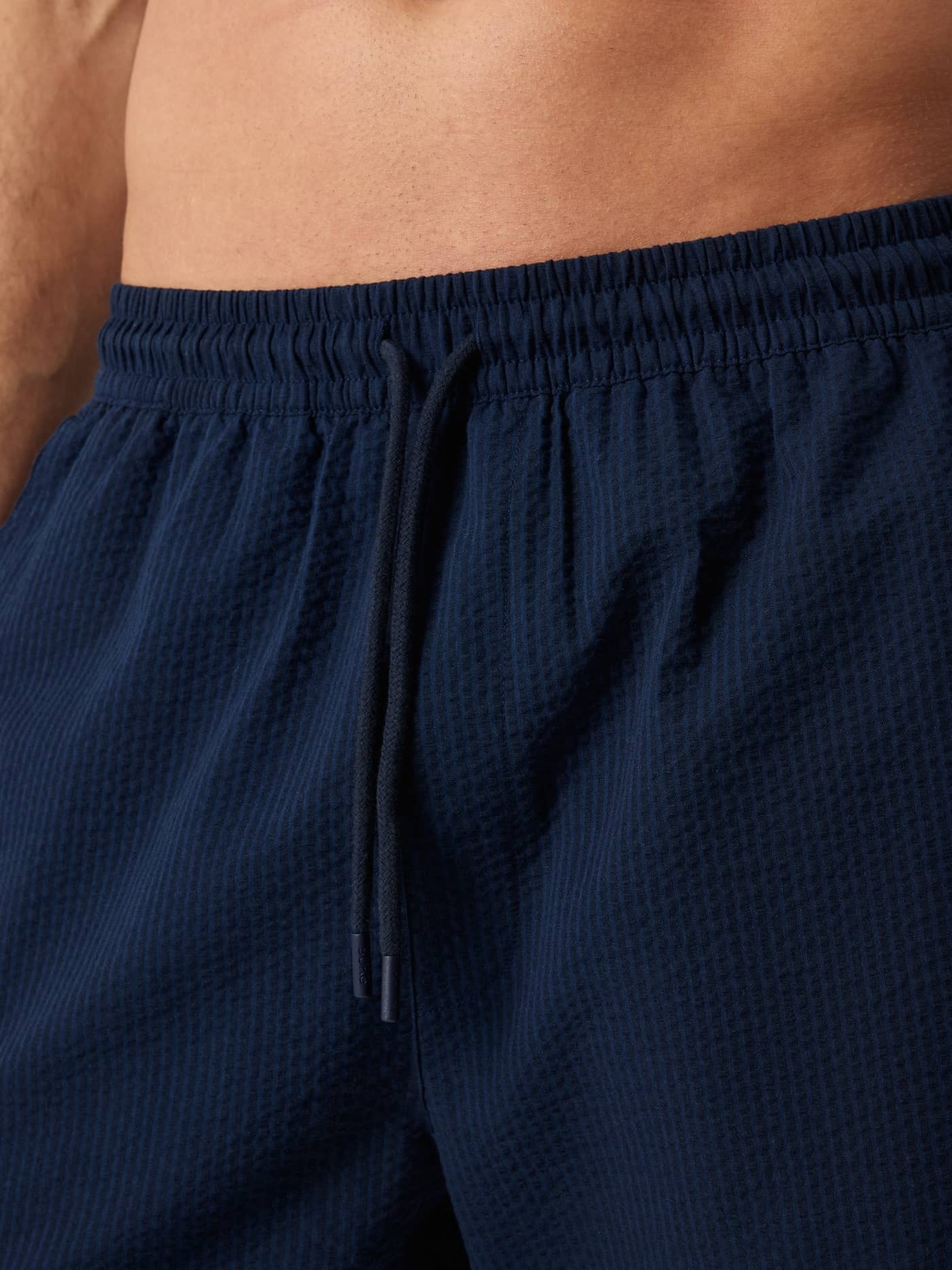 Primer plano de los Borg Seersucker Resort Shorts en Night sky (Marino) con tejido seersucker texturizado y cordón. - Image 4