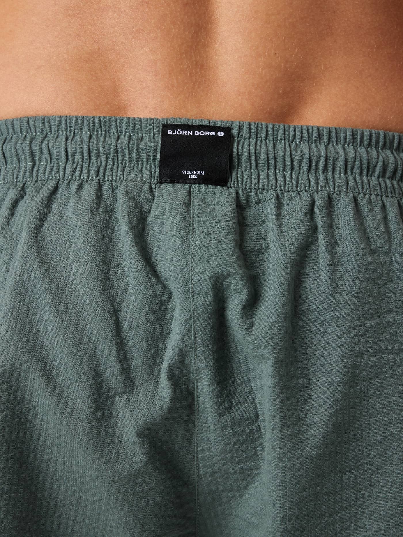 Primer plano de los Borg Seersucker Resort Shorts en Balsam Green (Verde) con etiqueta negra y tejido seersucker. - Image 3