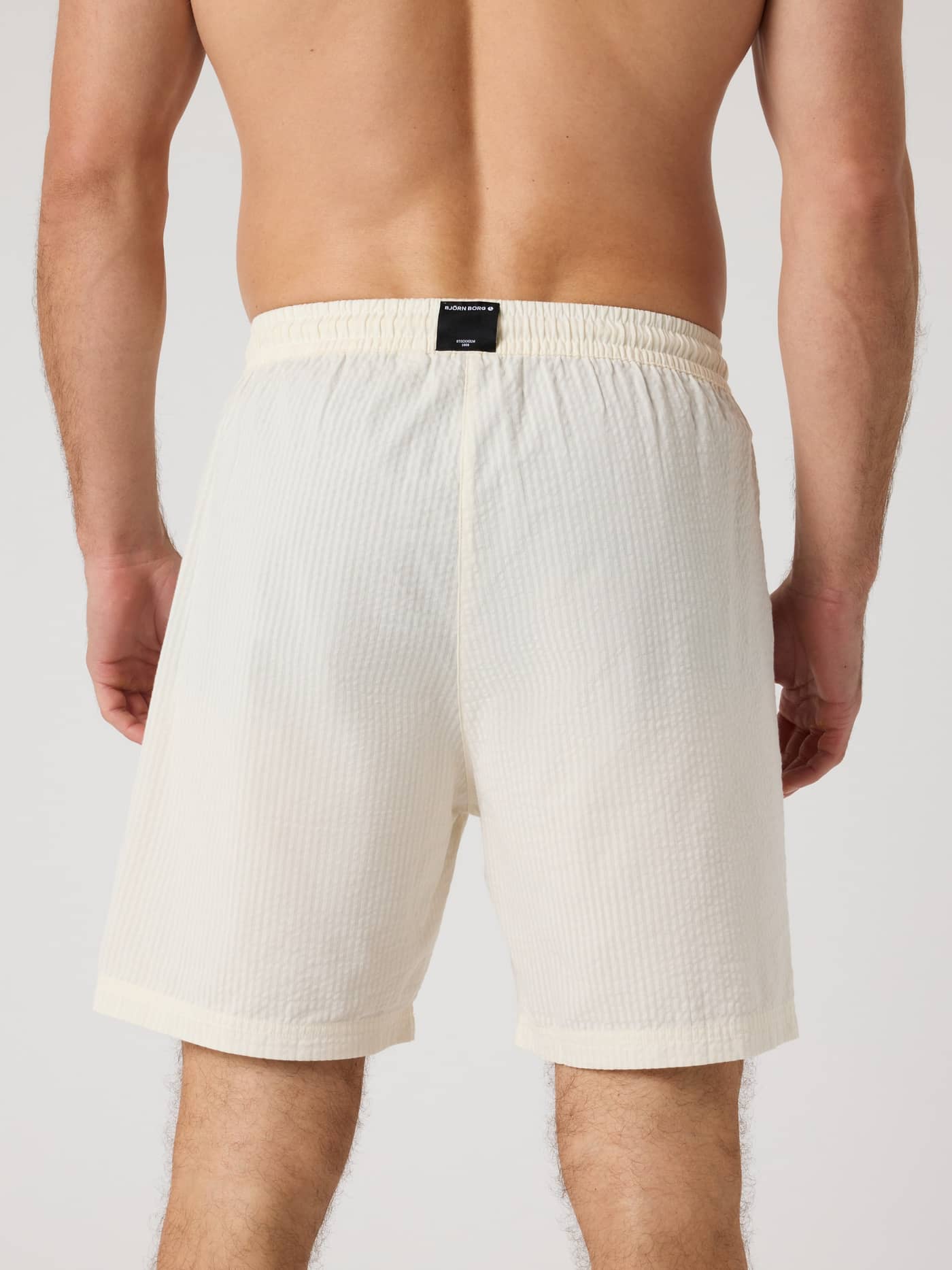 Vue de dos du Borg Seersucker Resort Shorts en Tofu (Blanc), coupe regular avec texture seersucker et label noir. - Image 2