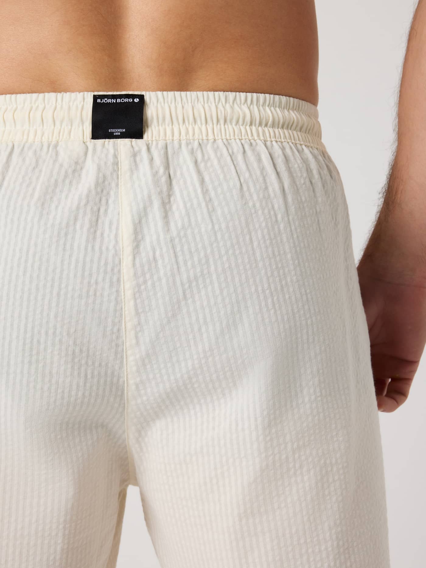 Vue de dos du Borg Seersucker Resort Shorts Tofu (Blanc) au tissu seersucker texturé avec un logo noir. - Image 4
