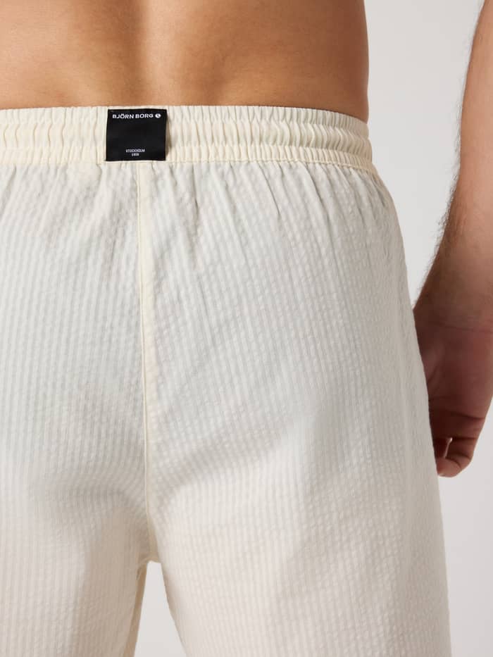 Achteraanzicht van de Borg Seersucker Resort Shorts in Tofu (Wit) met een gestructureerde finish en zwart logolabel. - Image 4