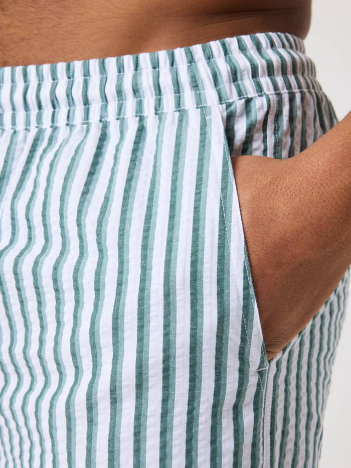 Close-up van de gestreepte Borg Seersucker Resort Shorts in 7 Stripe 1 (Groen/Wit) met een functionele zijzak. - Image 5