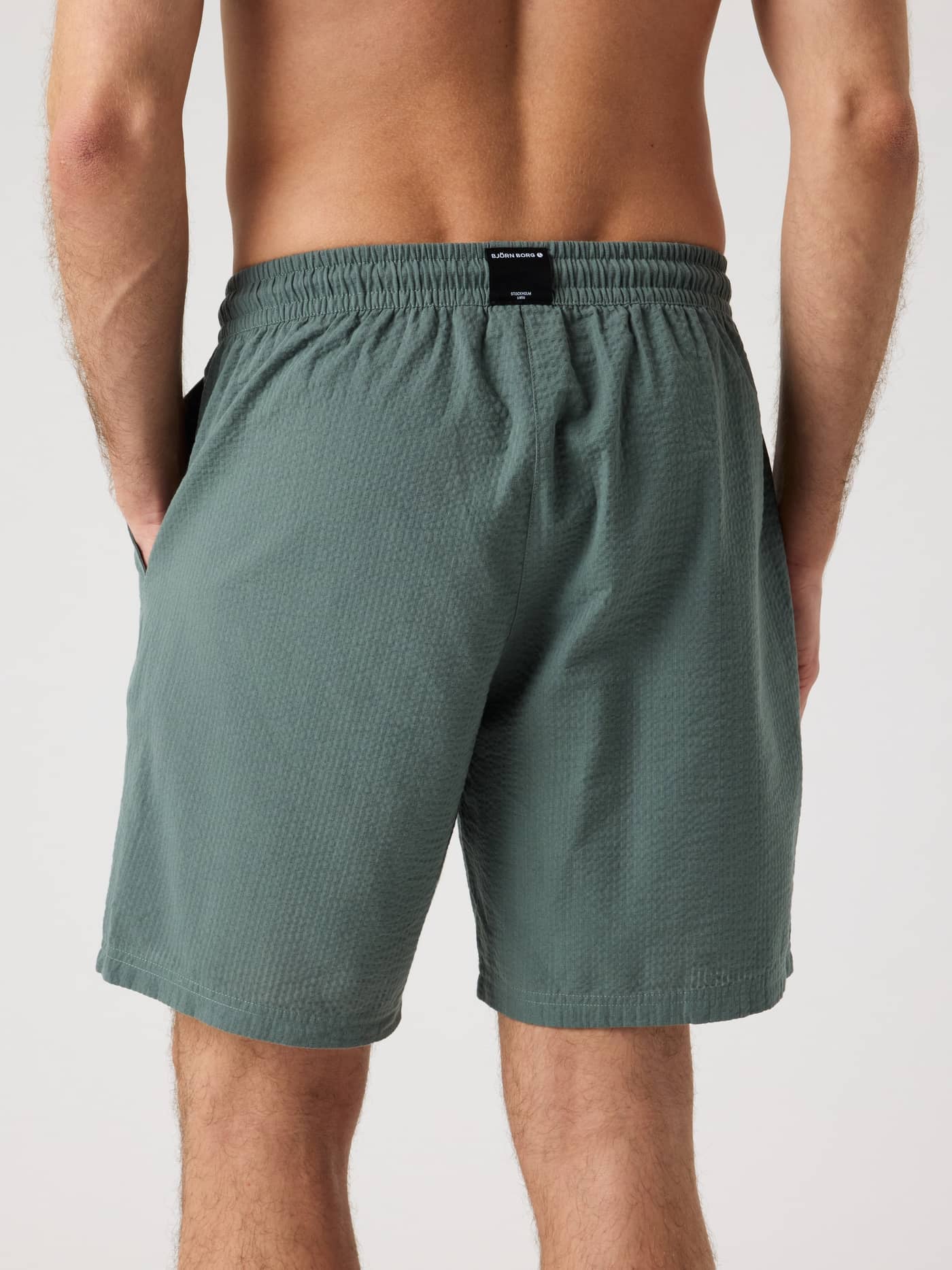 Vista posterior de Borg Seersucker Resort Shorts en Balsam Green (Verde) con tejido texturizado y etiqueta de logo negra. - Image 2