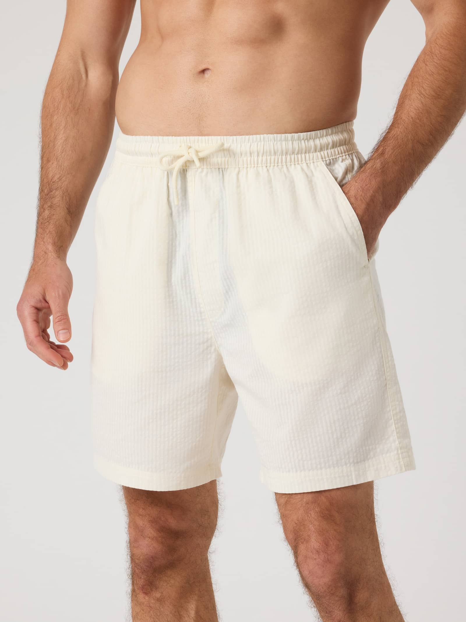 Borg Seersucker Resort Shorts i Tofu (Vit) med regular fit och texturerad seersucker-väv sedda framifrån på en man. - Image 1
