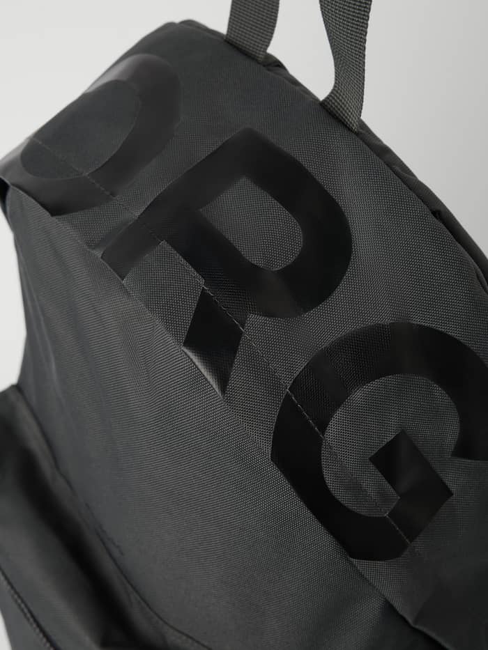 Borg Logo Backpack 19L Forest Night (Vert) avec logo noir et détail du tissu d'entraînement tissé résistant. - Image 4