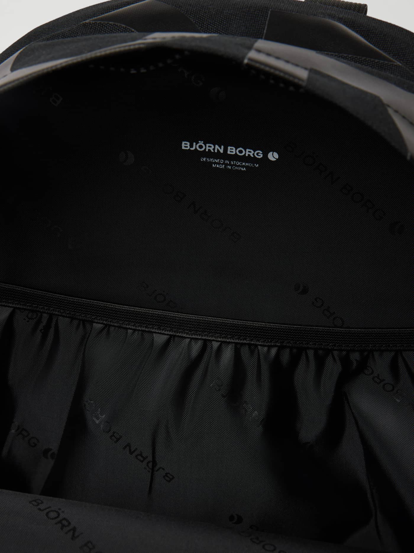 Insidan av Borg Logo Backpack 19L i Black Beauty (Svart) med logomönstrat foder och vit logotyp för träning. - Image 3