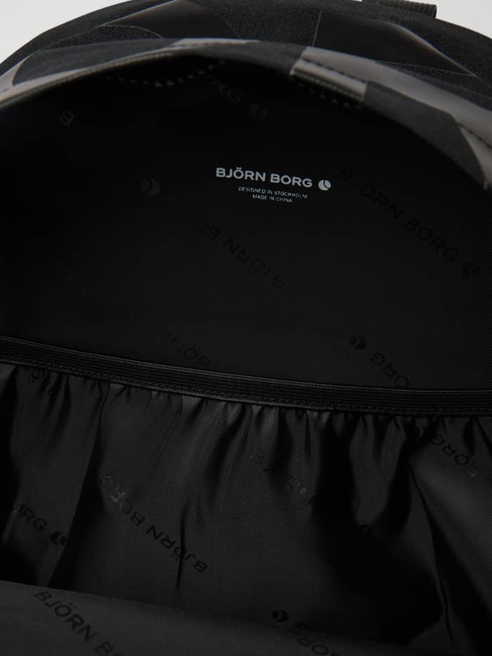 Intérieur du Borg Logo Backpack 19L en Black Beauty (Noir) avec doublure à motif logo et logo blanc pour le training. - Image 3