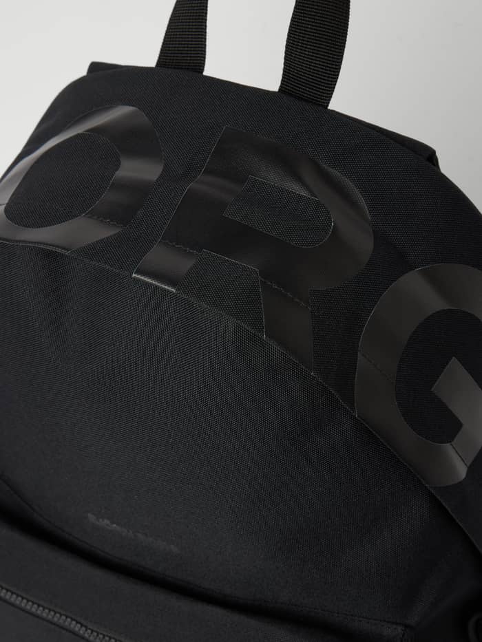 Détail du Borg Logo Backpack 19L en Black Beauty (Noir) avec un logo brillant ton sur ton pour le training et le mouvement. - Image 4