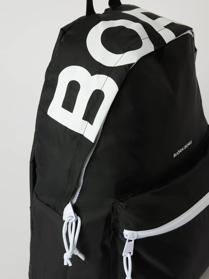 Vue en angle du Borg Logo Backpack 27L Black Beauty (Noir) en polyester recyclé avec grand logo blanc. - Image 3