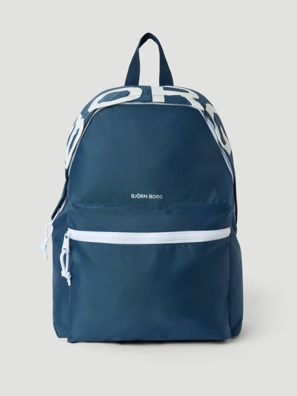 Vue de face du Borg Logo Backpack 27L en Sargasso Sea (Bleu marine) en polyester robuste avec logo blanc.