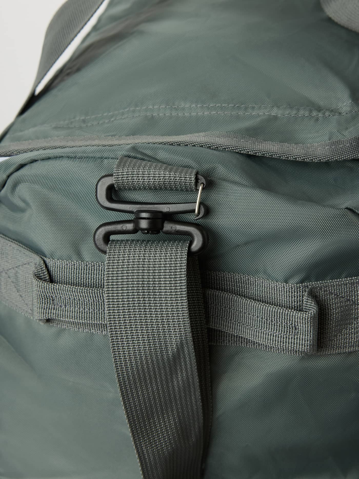 Close-up of the strap clip on the recycled polyester Borg Logo Sports Bag 42L in Balsam Green (Green), for training. - Image 3