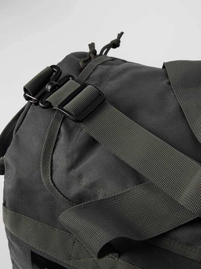 Gros plan du Borg Logo Sports Bag 40L Forest Night (Vert) avec sa sangle robuste et sa boucle d'entraînement. - Image 3