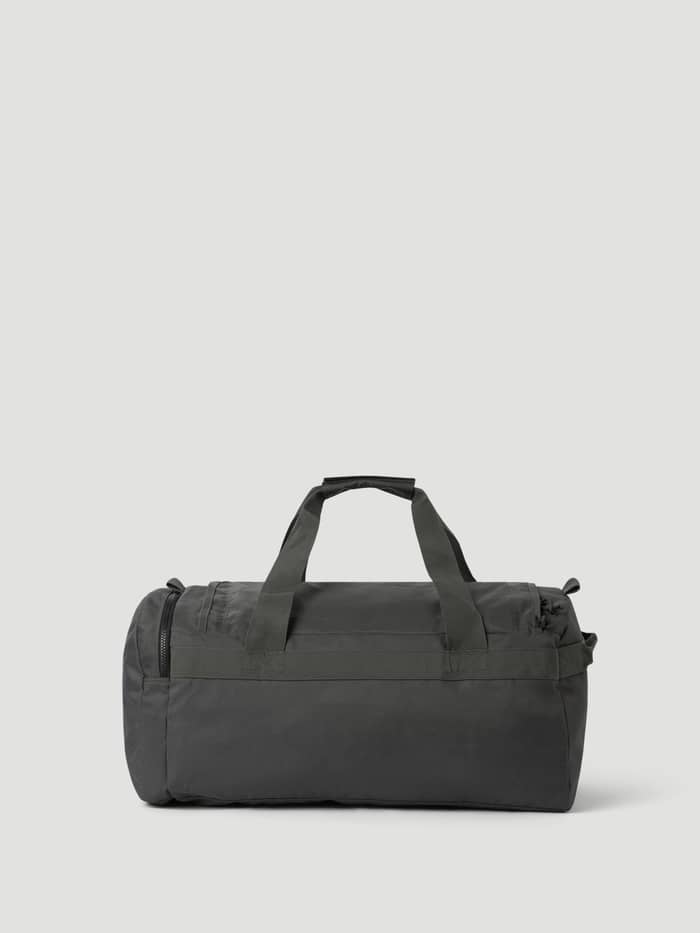 Vue latérale du Borg Logo Sports Bag 40L en Forest Night (Vert) avec poignées robustes et zip pour l'entraînement. - Image 2