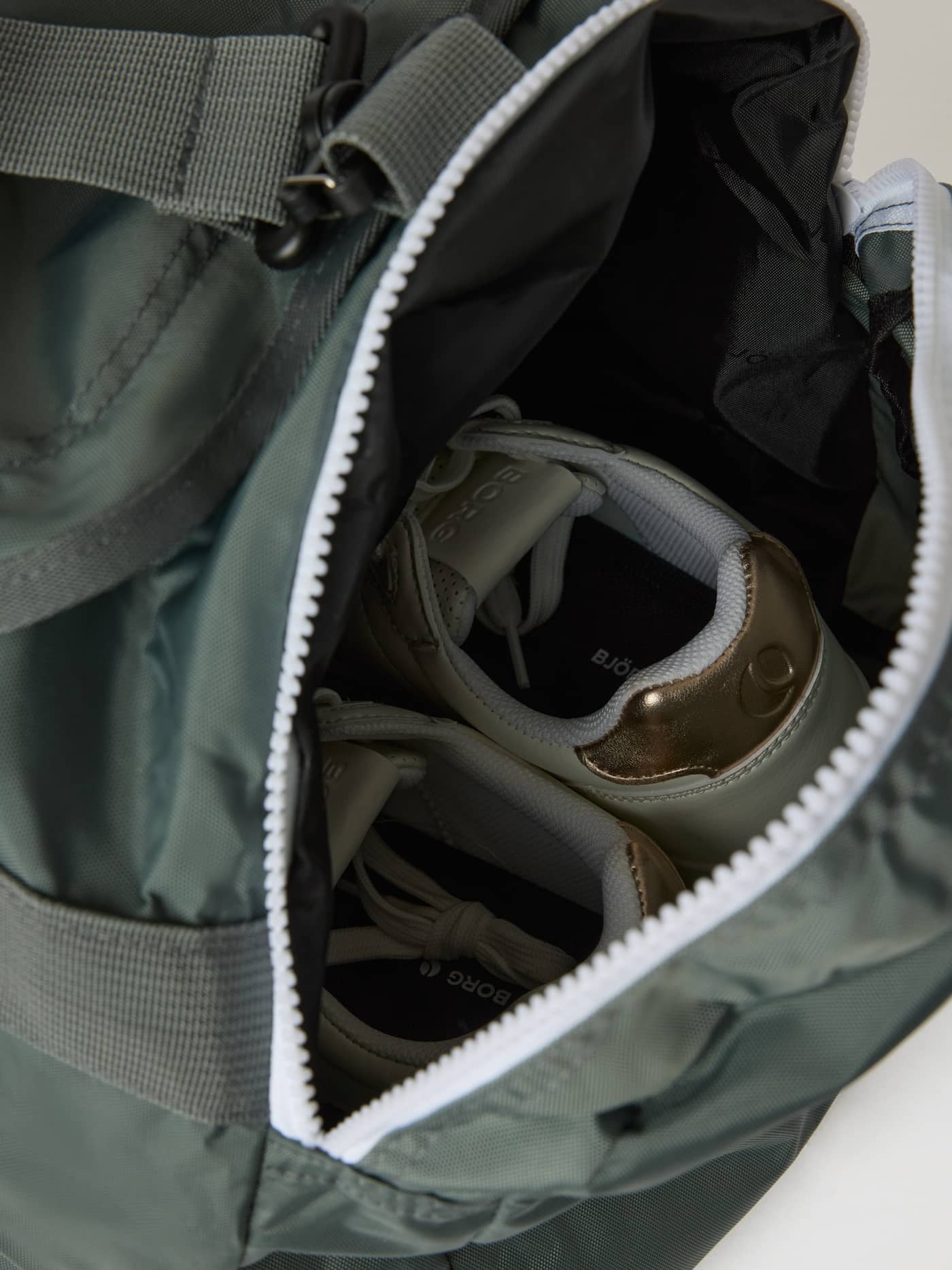 Björn Borg Logo Sports Bag 42L in Balsam Green (Green) with a spacious U-shaped opening and white zipper for training. - Image 4