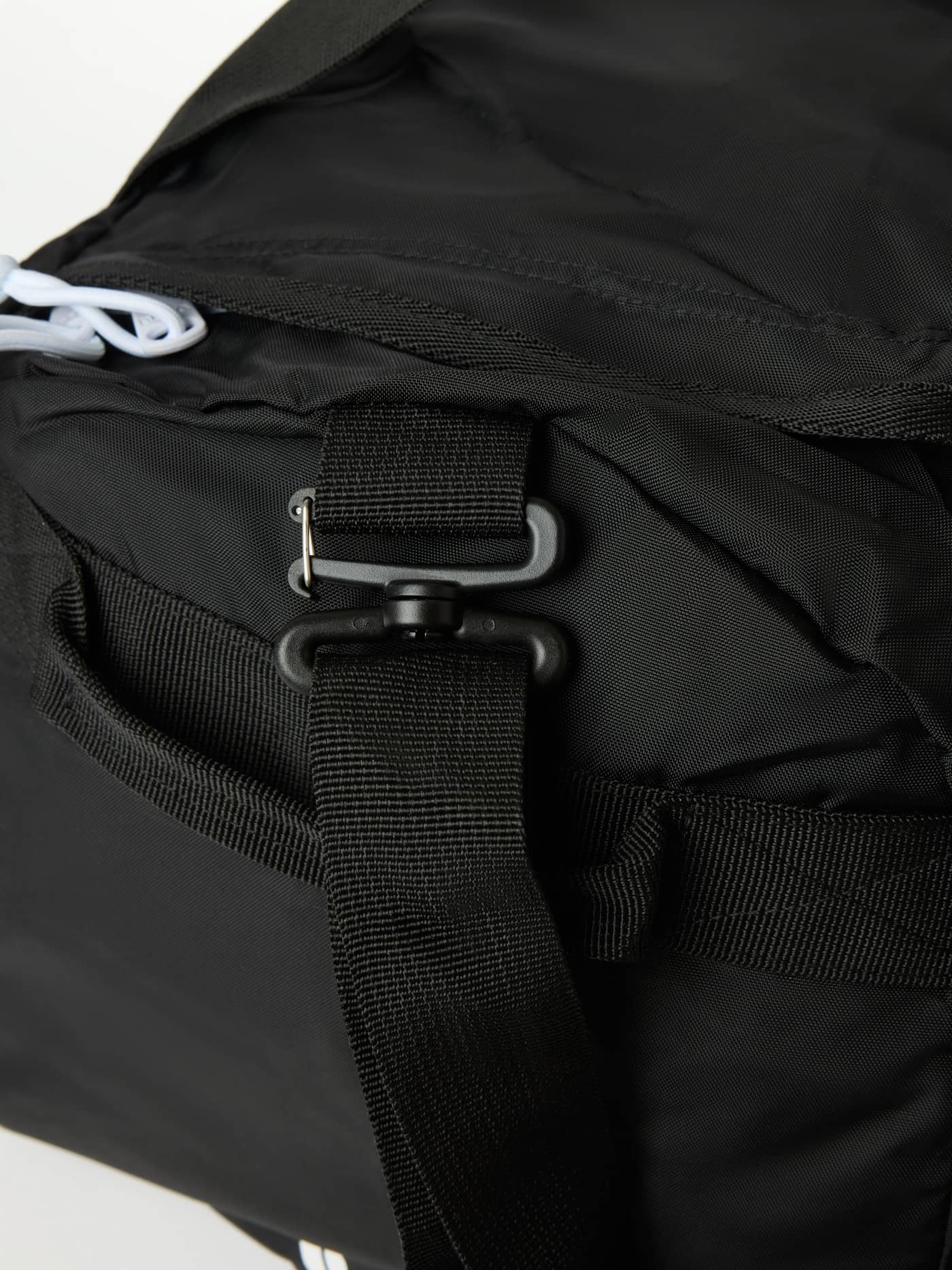 Detailed close-up of the strap clip and handle on the Black Beauty (Black) Borg Logo Sports Bag 42L in durable polyester. - Image 3