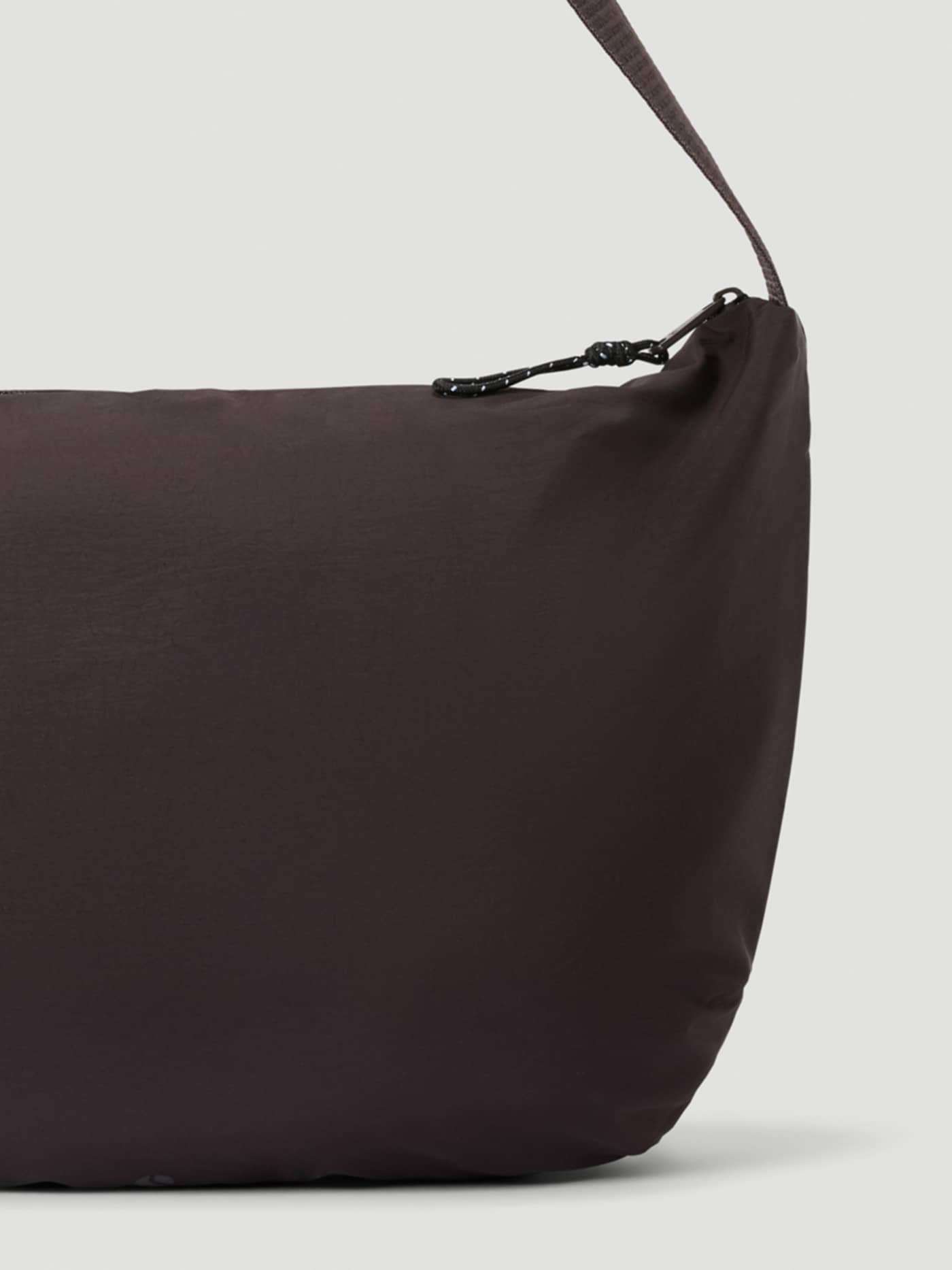Studio Active Shoulder Bag 20L in Coffee Bean (Brown) with a sturdy zipper and adjustable strap for training sessions. - Image 3