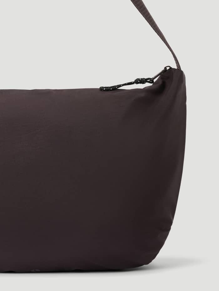Studio Active Shoulder Bag 20L in Coffee Bean (Bruin) met een stevige rits en verstelbare schouderband voor training. - Image 3