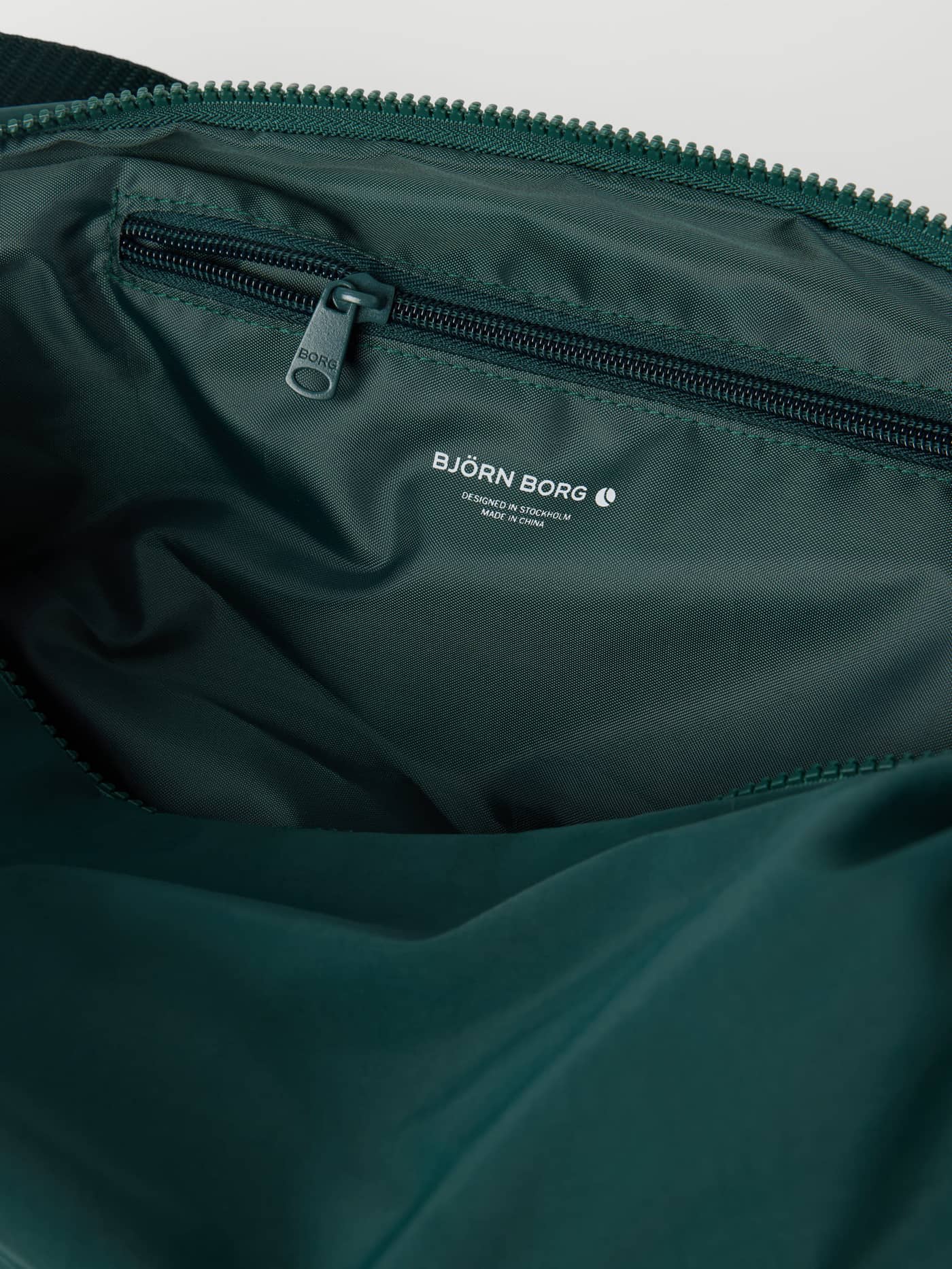Studio Active Shoulder Bag 20L in Mallard Green (Groen) met binnenvak met rits voor trainingsbenodigdheden. - Image 3