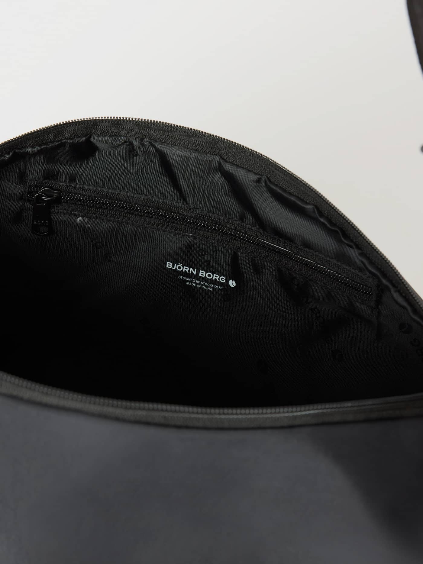 Interieur van de Studio Active Shoulder Bag 9L in Black Beauty (Zwart) met de witte logo-voering van de trainingstas. - Image 2