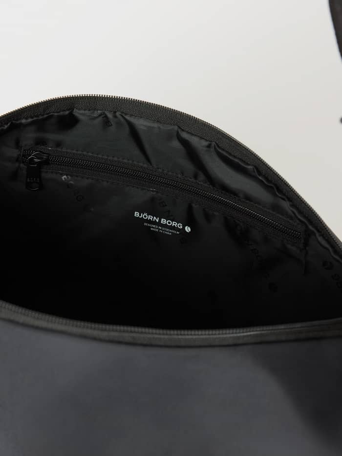 Interieur van de Studio Active Shoulder Bag 9L in Black Beauty (Zwart) met de witte logo-voering van de trainingstas. - Image 2