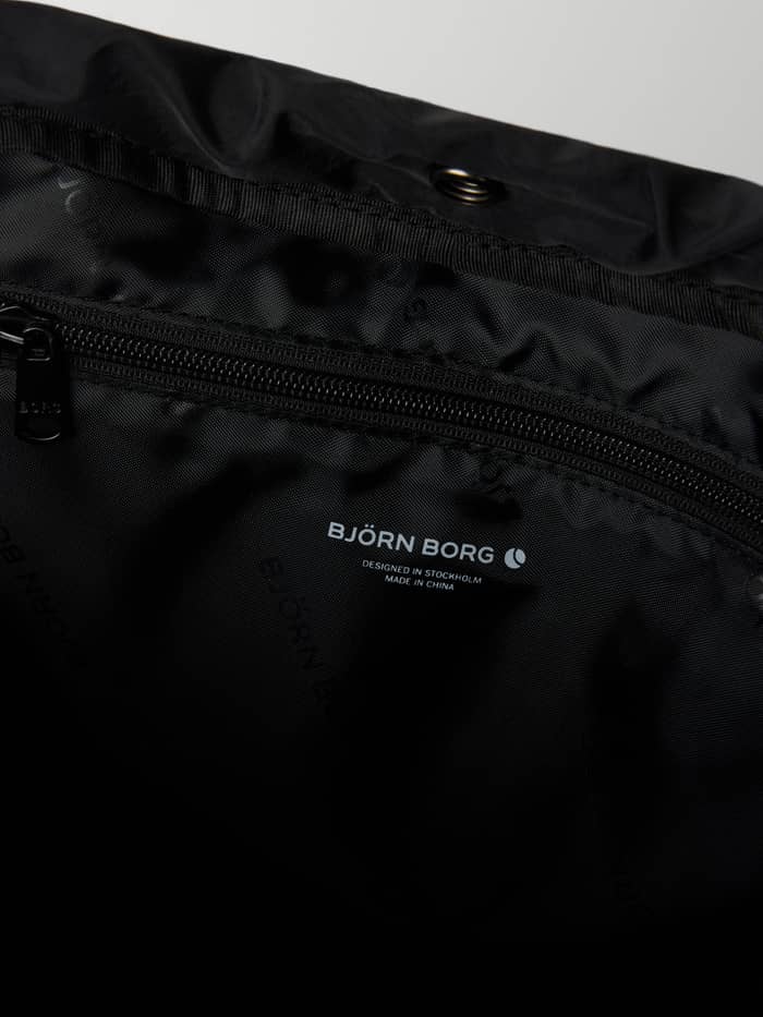 Innenansicht der Studio Active Tote 18L in Black Beauty (Schwarz) mit Reißverschlusstasche für Training und weißem Logo. - Image 3