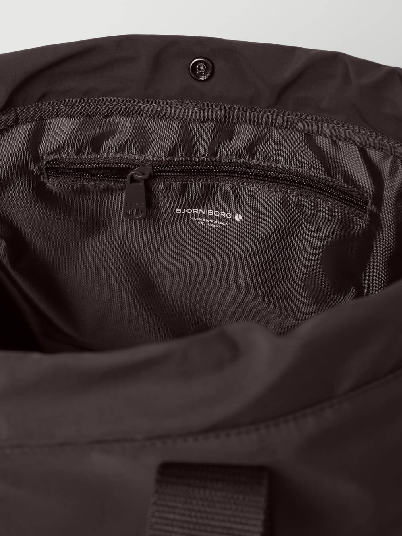 Studio Active Tote 23L i Coffee Bean (Brun) med innvendig glidelåslomme og hvit logo til trening. - Image 4