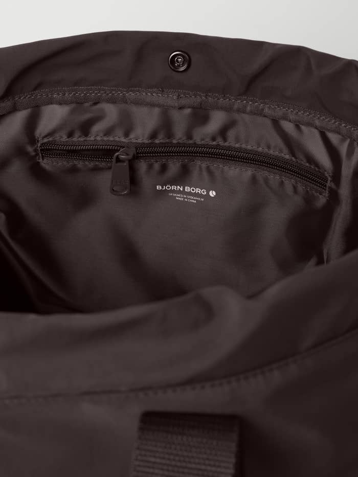 Studio Active Tote 23L in Coffee Bean (Bruin) met een binnenzak met rits, drukknoop en wit logo voor training. - Image 4