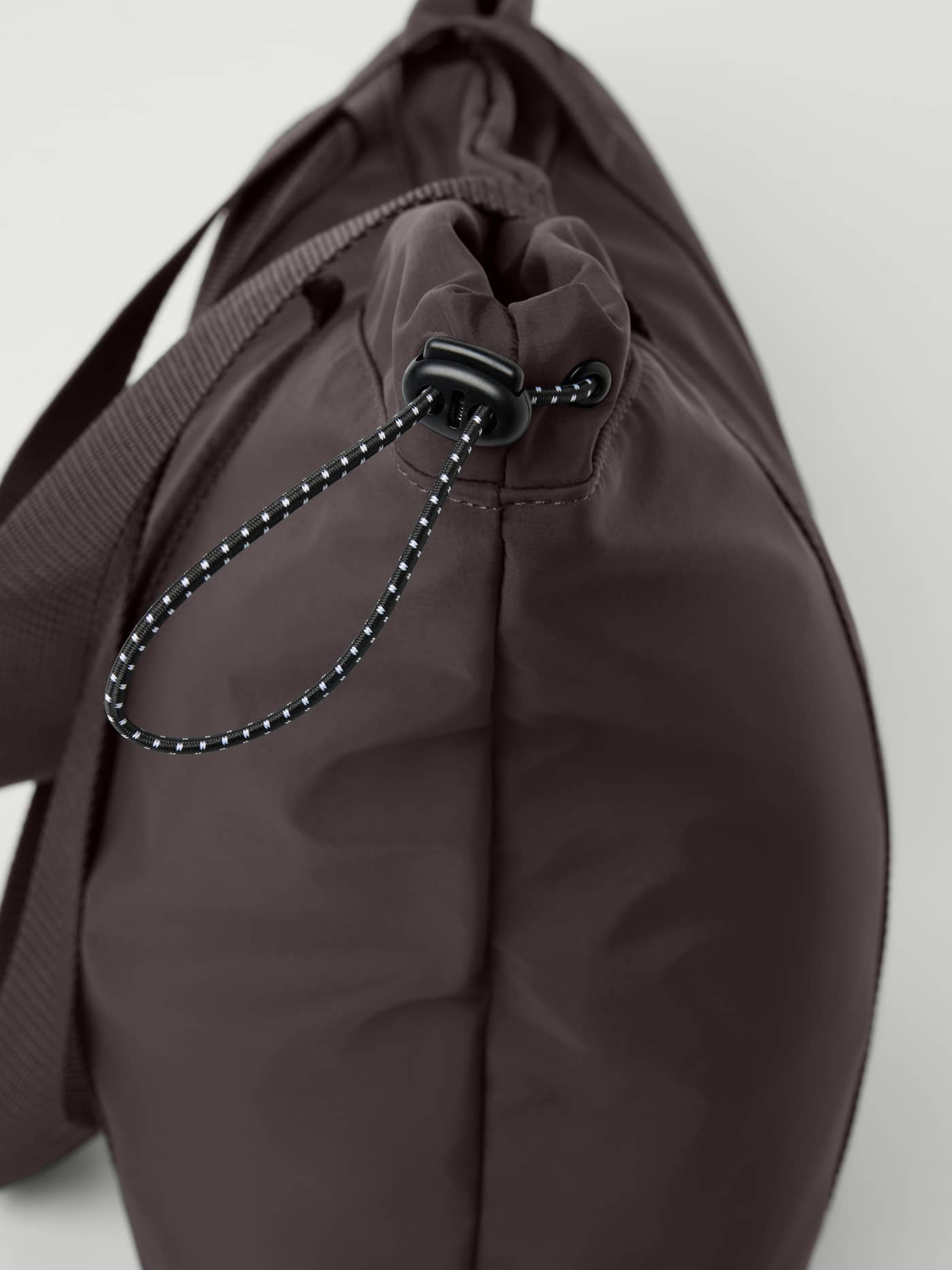 Studio Active Tote 23L i Coffee Bean (Brun) med justerbar trekksnor på siden til funksjonell trening. - Image 2