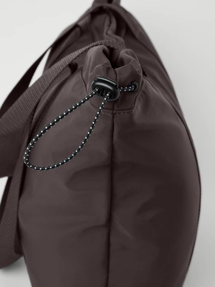 Verstelbaar trekkoord aan de zijkant van de Studio Active Tote 23L in Coffee Bean (Bruin) voor functionele training. - Image 2