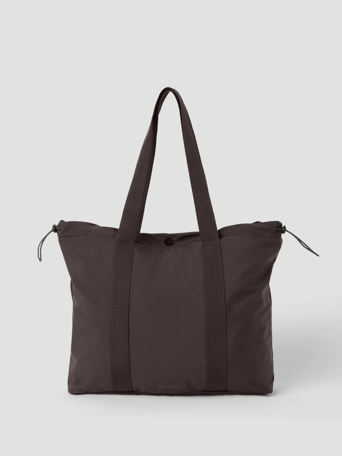 Studio Active Tote 23L i Coffee Bean (Brun) i resirkulert polyesterfiber med tonal logo og strammesnorer til trening. - Image 3