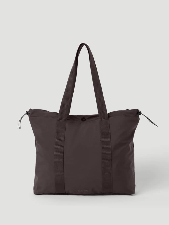 Studio Active Tote 23L in Coffee Bean (Bruin) van polyester met een tonaal Borg-logo en zijkoorden voor training. - Image 3