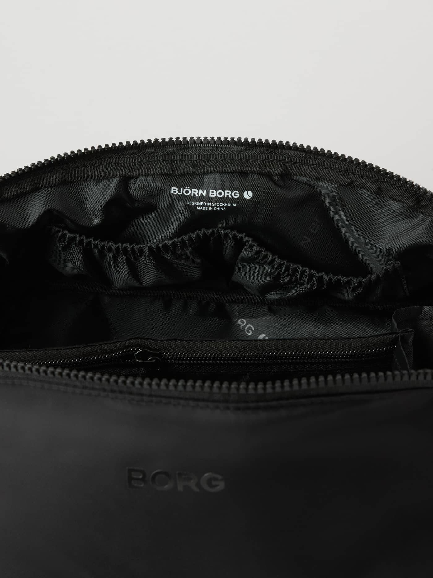 Insidan av Borg Classic Wash Bag i Black Beauty (Svart) med vit logotyp och smart förvaring för träning. - Image 3