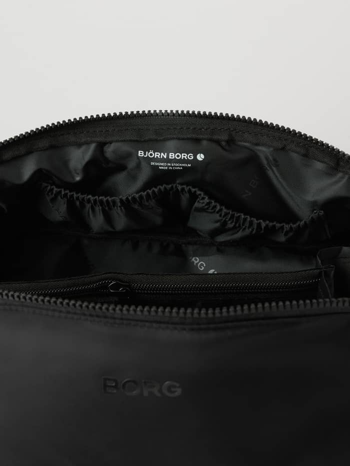Interieur van de Borg Classic Wash Bag toilettas in Black Beauty (Zwart) met wit logo en slimme opbergruimte voor training. - Image 3