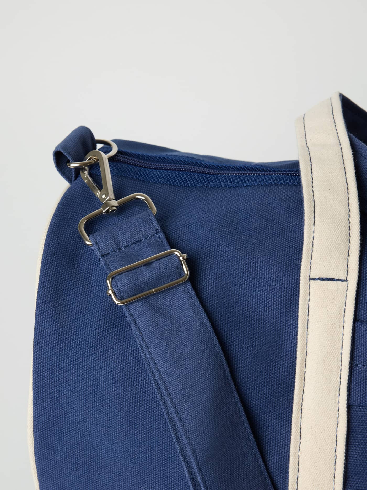 Detailed close-up of the Ace Canvas Sports Bag 40L in Blue Depths (Blue) featuring durable cotton canvas for tennis. - Image 5